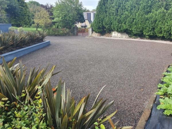 Laying a tar and chip driveway in Ardfert